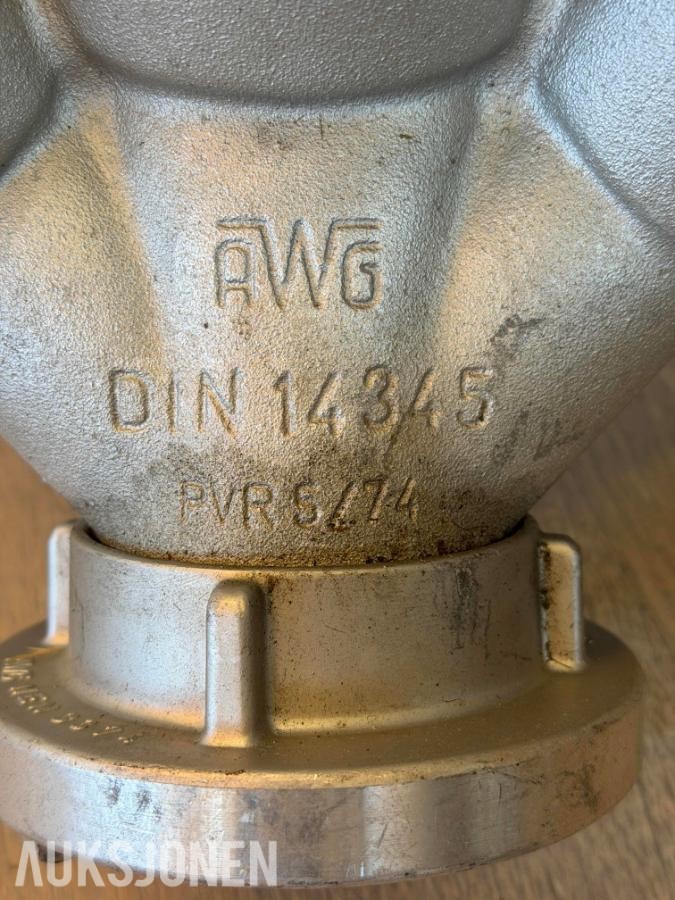 Brannpumpe + 17 brannslanger + strålerør og ventiler (AWG/DIN)