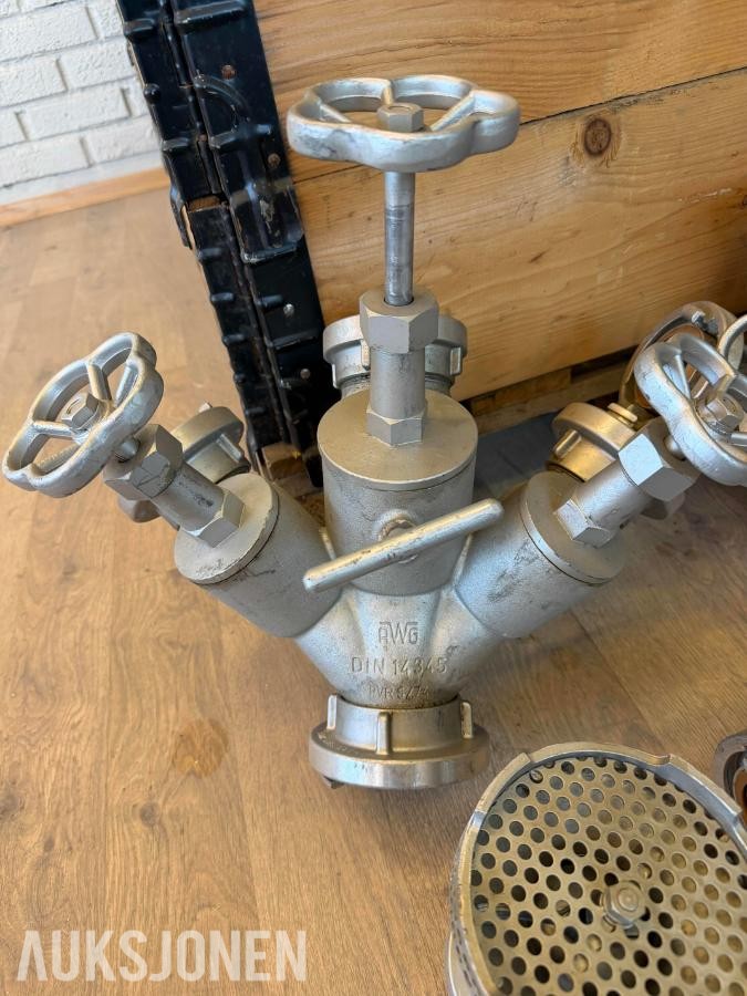 Brannpumpe + 17 brannslanger + strålerør og ventiler (AWG/DIN)