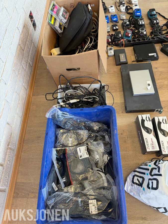 Kassasystem, PC'er, nettverksutstyr, 22 kameraer, speilrefleks, smarttelefoner, med mer