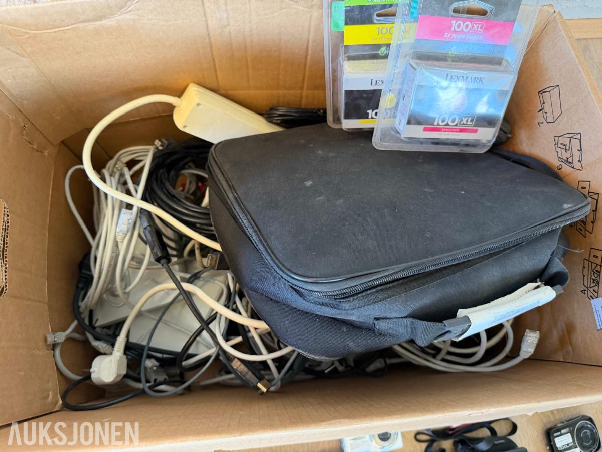 Kassasystem, PC'er, nettverksutstyr, 22 kameraer, speilrefleks, smarttelefoner, med mer