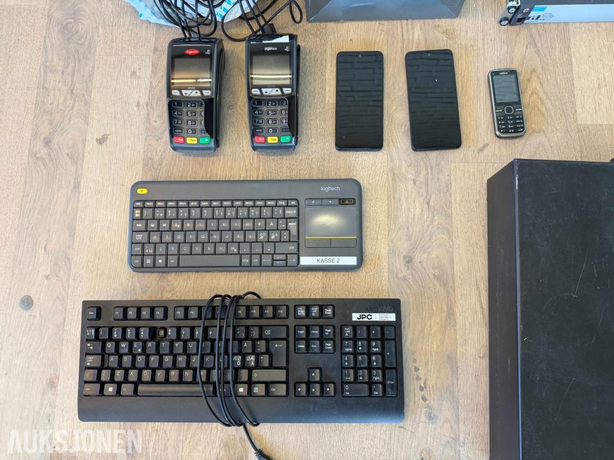 Kassasystem, PC'er, nettverksutstyr, 22 kameraer, speilrefleks, smarttelefoner, med mer
