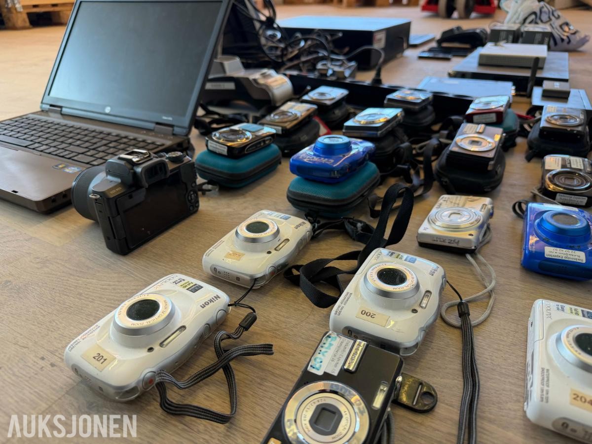 Kassasystem, PC'er, nettverksutstyr, 22 kameraer, speilrefleks, smarttelefoner, med mer