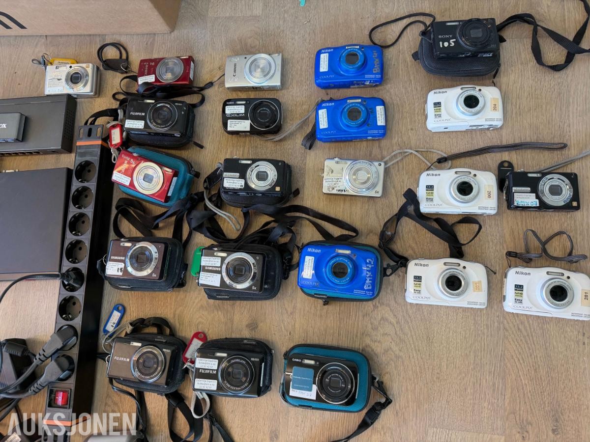 Kassasystem, PC'er, nettverksutstyr, 22 kameraer, speilrefleks, smarttelefoner, med mer