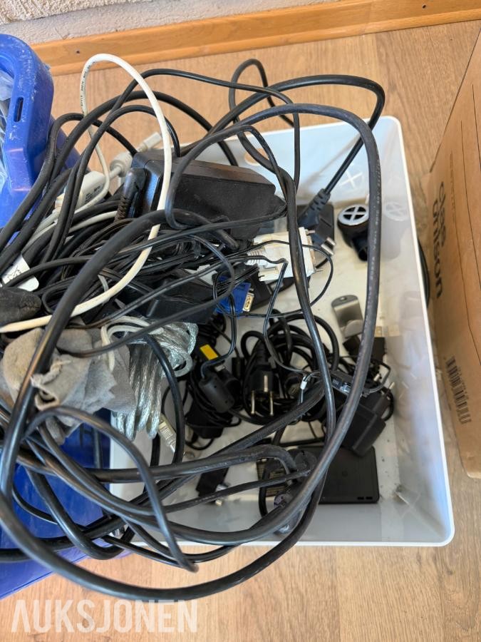 Kassasystem, PC'er, nettverksutstyr, 22 kameraer, speilrefleks, smarttelefoner, med mer