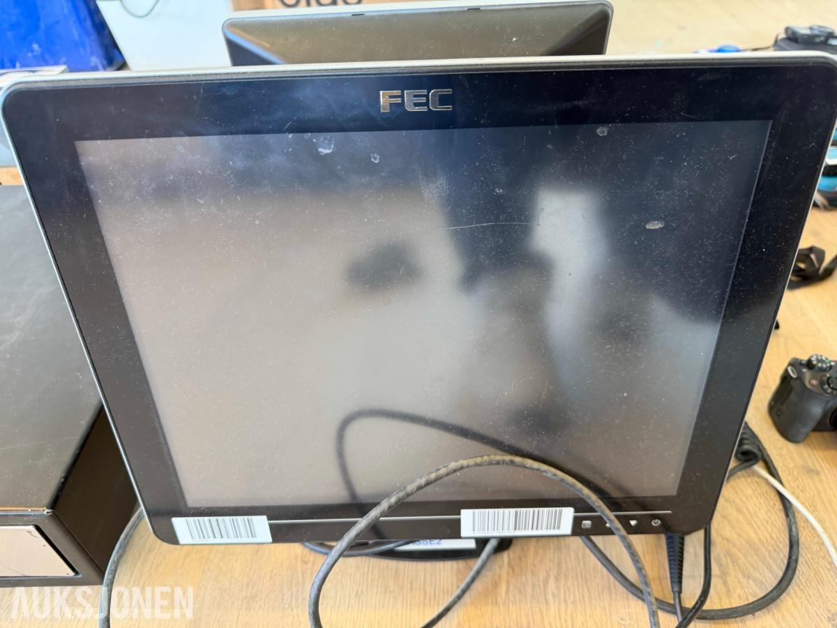 Kassasystem, PC'er, nettverksutstyr, 22 kameraer, speilrefleks, smarttelefoner, med mer