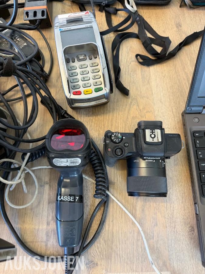 Kassasystem, PC'er, nettverksutstyr, 22 kameraer, speilrefleks, smarttelefoner, med mer