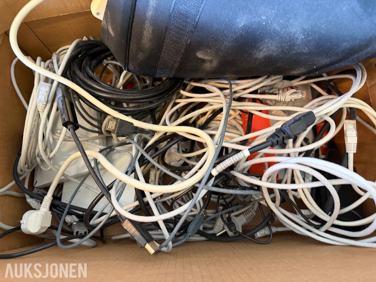 Kassasystem, PC'er, nettverksutstyr, 22 kameraer, speilrefleks, smarttelefoner, med mer