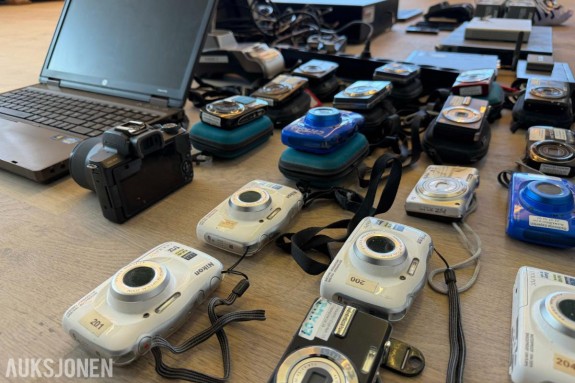 Kassasystem, PC'er, nettverksutstyr, 22 kameraer, speilrefleks, smarttelefoner, med mer