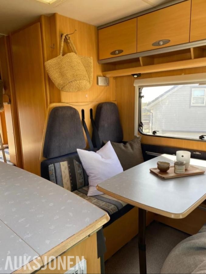 2002 Dethleffs Campingbil 6 sitteplasser 6 soveplasser støtteben