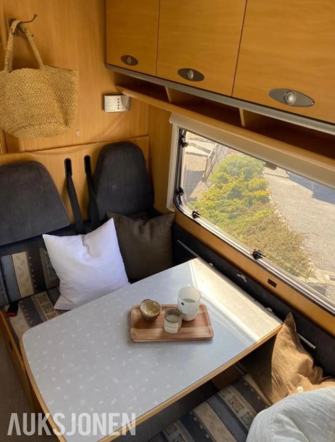 2002 Dethleffs Campingbil 6 sitteplasser 6 soveplasser støtteben