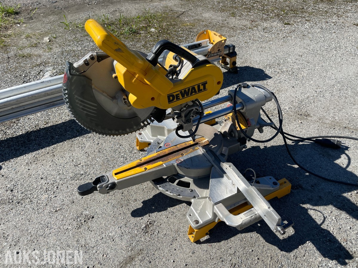 DeWalt kapp- og gjærsag med stativ