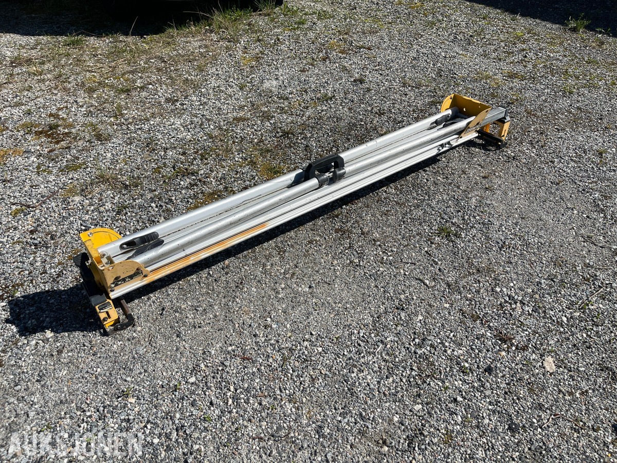 DeWalt kapp- og gjærsag DWS780 med langt stativ