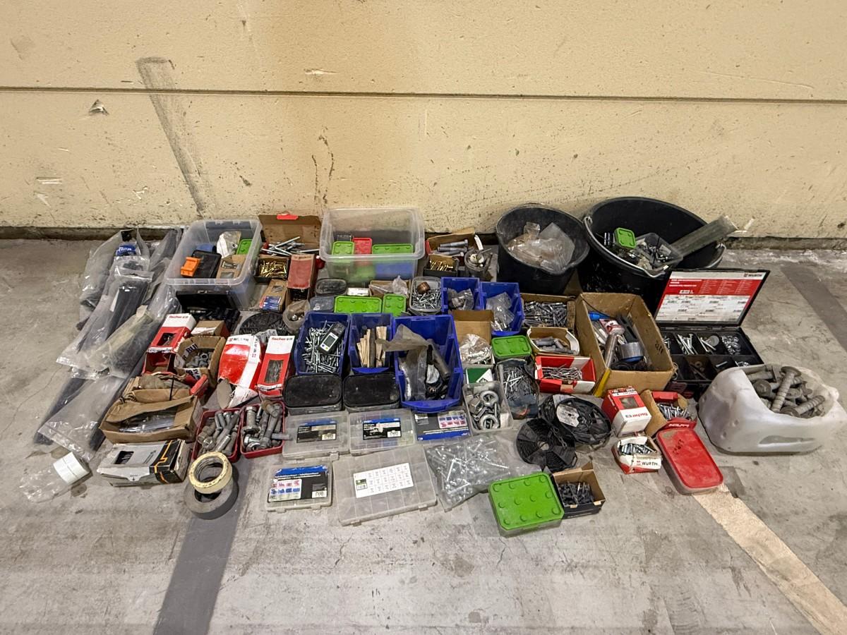 Parti med skruer, bolter, festemateriell og kabelsko