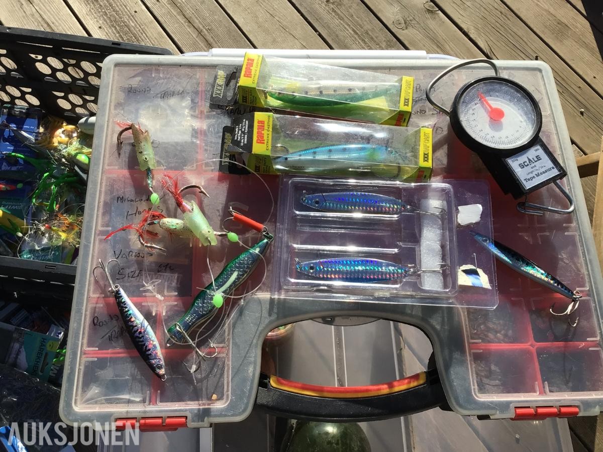 Diverse fiskeutstyr – sneller, stenger, pilker og sluker