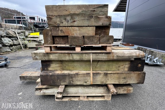 Diverse impregnerte bjelker/treklosser 5"x9" i varierende lengder