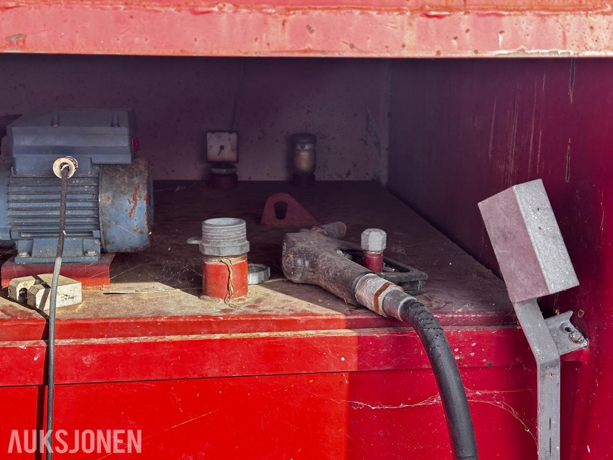 Stålcontainer / tankcontainer med pumpe – reparasjonsobjekt