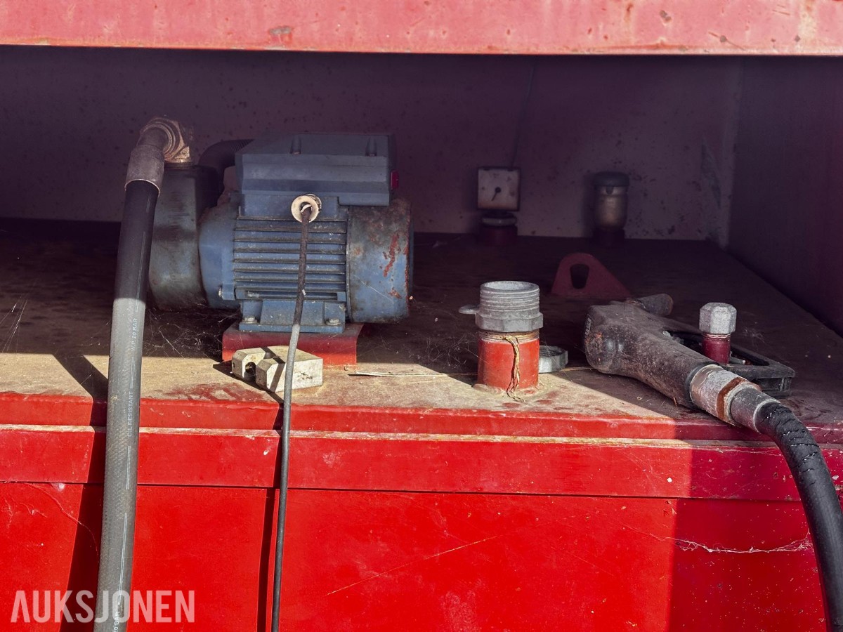 Stålcontainer / tankcontainer med pumpe – reparasjonsobjekt