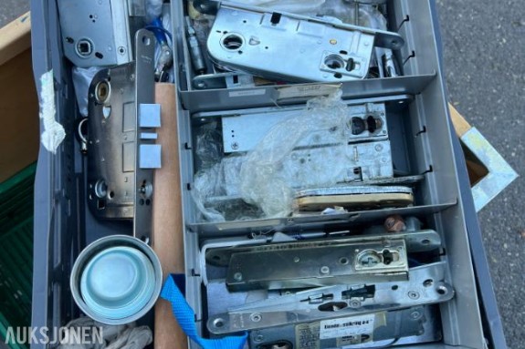 Stort restparti diverse verktøy, lås/beslag, elektro, bygg/anlegg og småutstyr – selges samlet Elektronikk