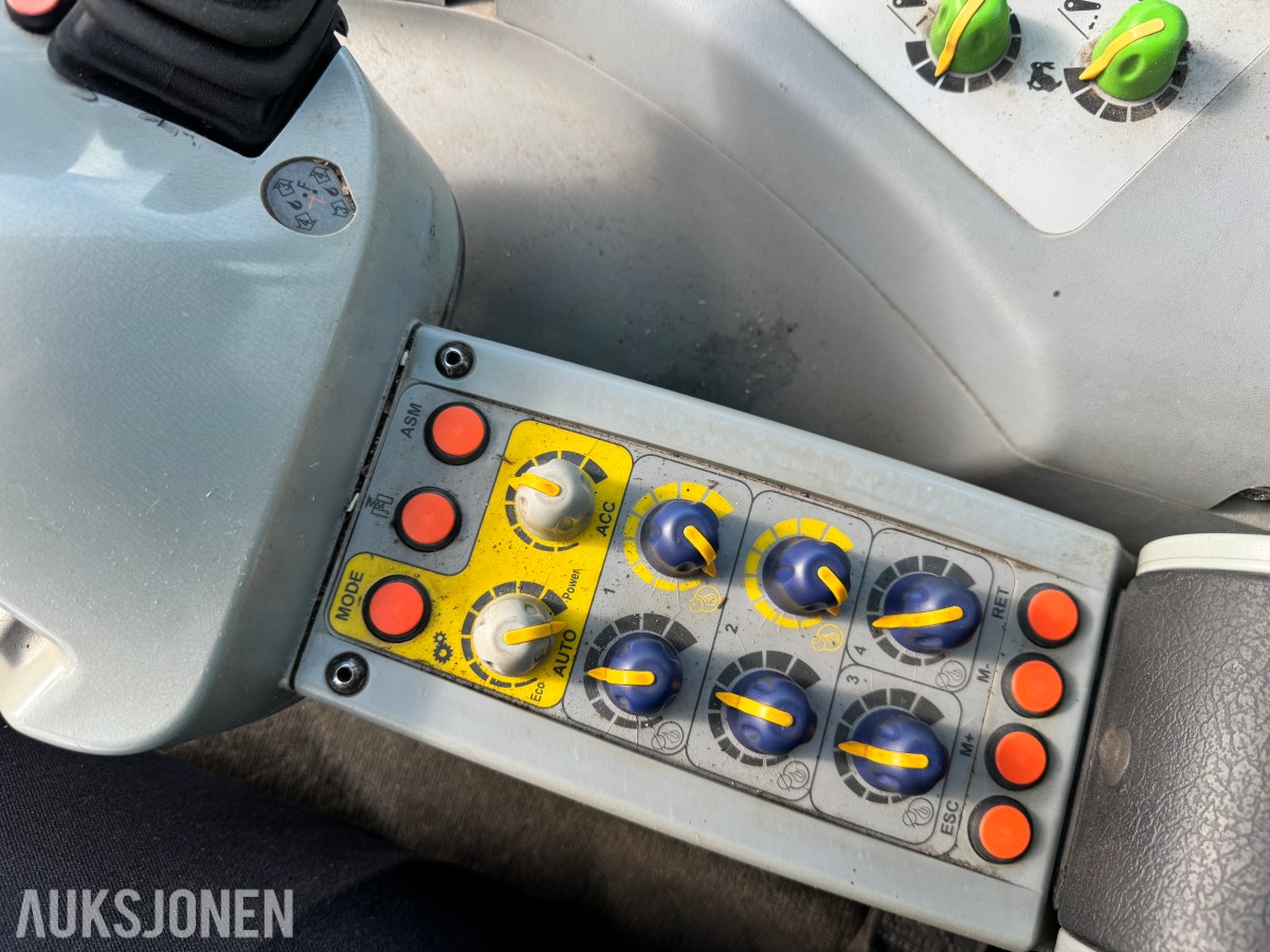 2012 Deutz Agrotron 620 TTV traktor med laster, brøyterigget