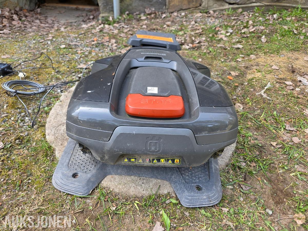 HUSQVARNA AUTOMOWER 310 ROBOTKLIPPER MED LADESTASJON