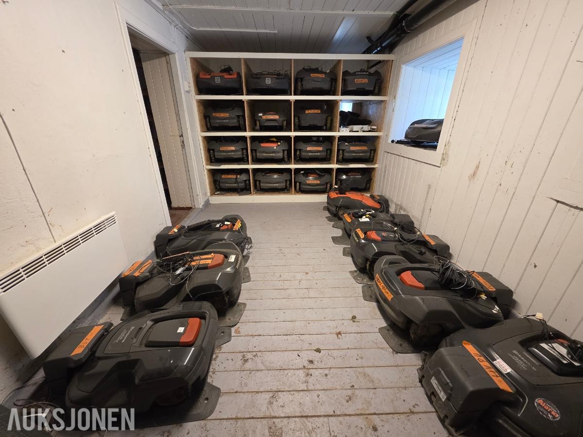HUSQVARNA AUTOMOWER 310 ROBOTKLIPPER MED LADESTASJON