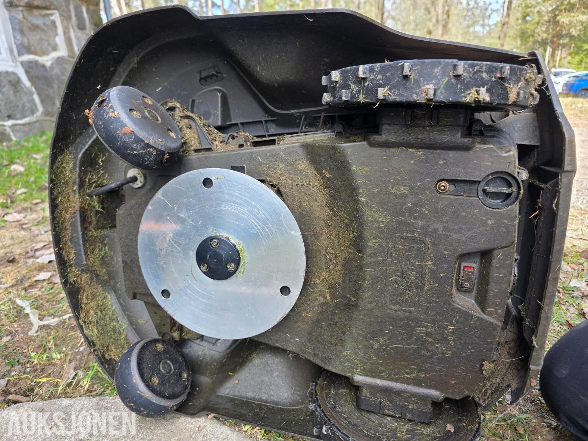 HUSQVARNA AUTOMOWER 310 ROBOTKLIPPER MED LADESTASJON
