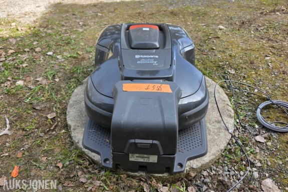 HUSQVARNA AUTOMOWER 310 ROBOTKLIPPER MED LADESTASJON