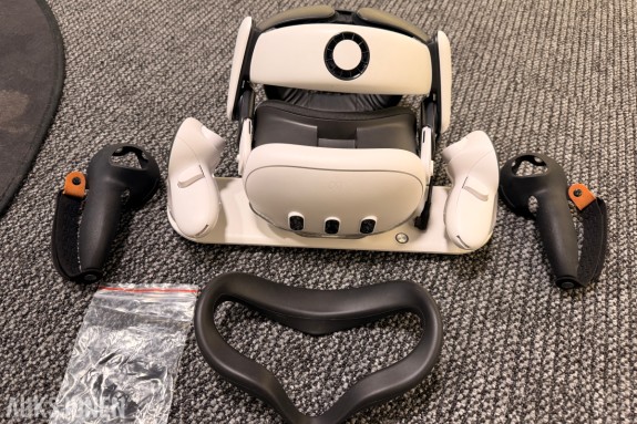 Meta Quest 3 VR-sett med kontrollere, batteri og ladestasjon – komplett sett