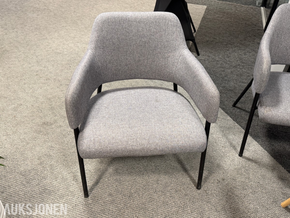 Sittegruppe med stoler, bord og planter 