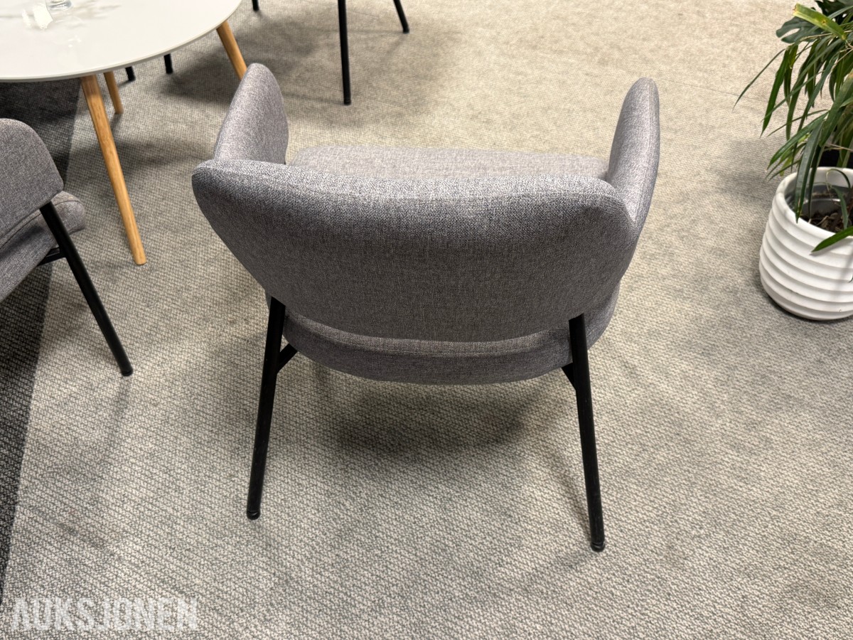Sittegruppe med stoler, bord og planter 