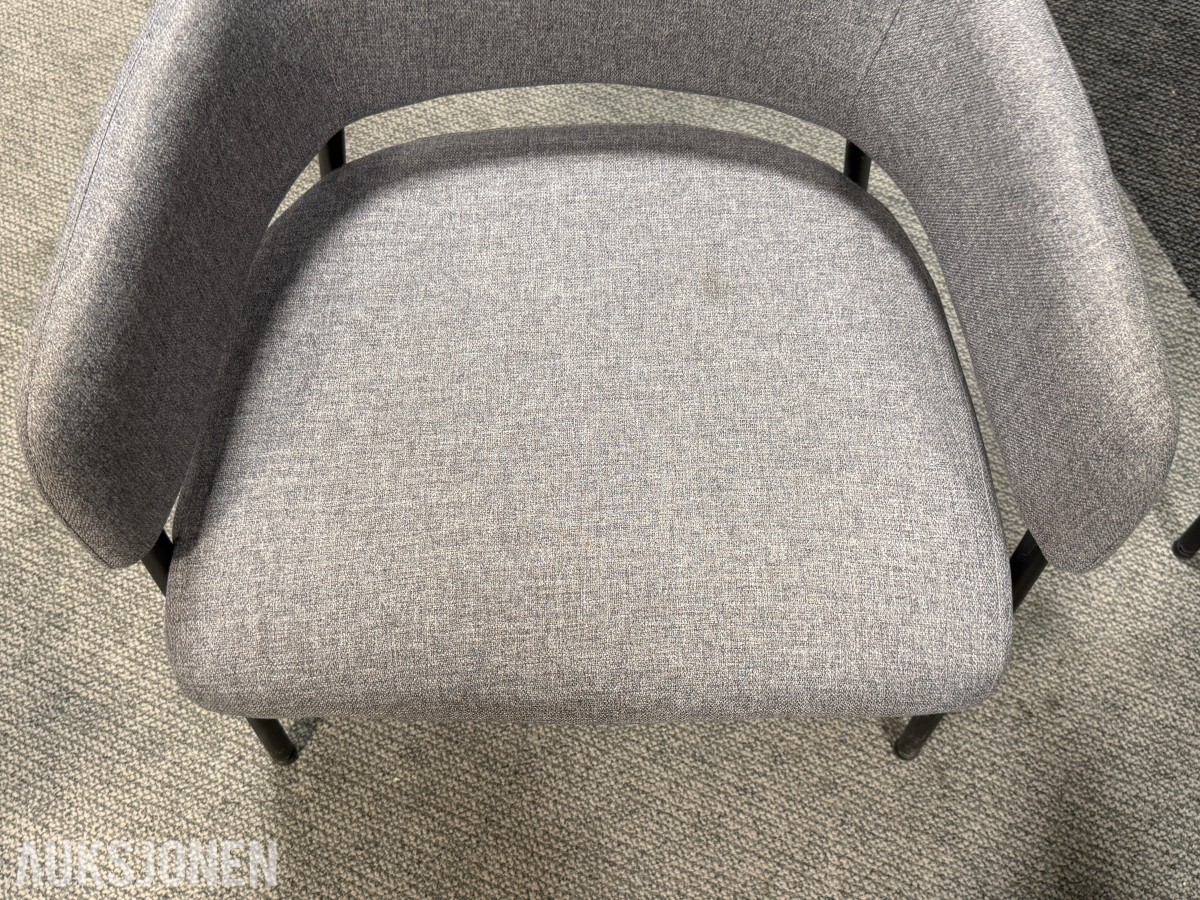 Sittegruppe med stoler, bord og planter 
