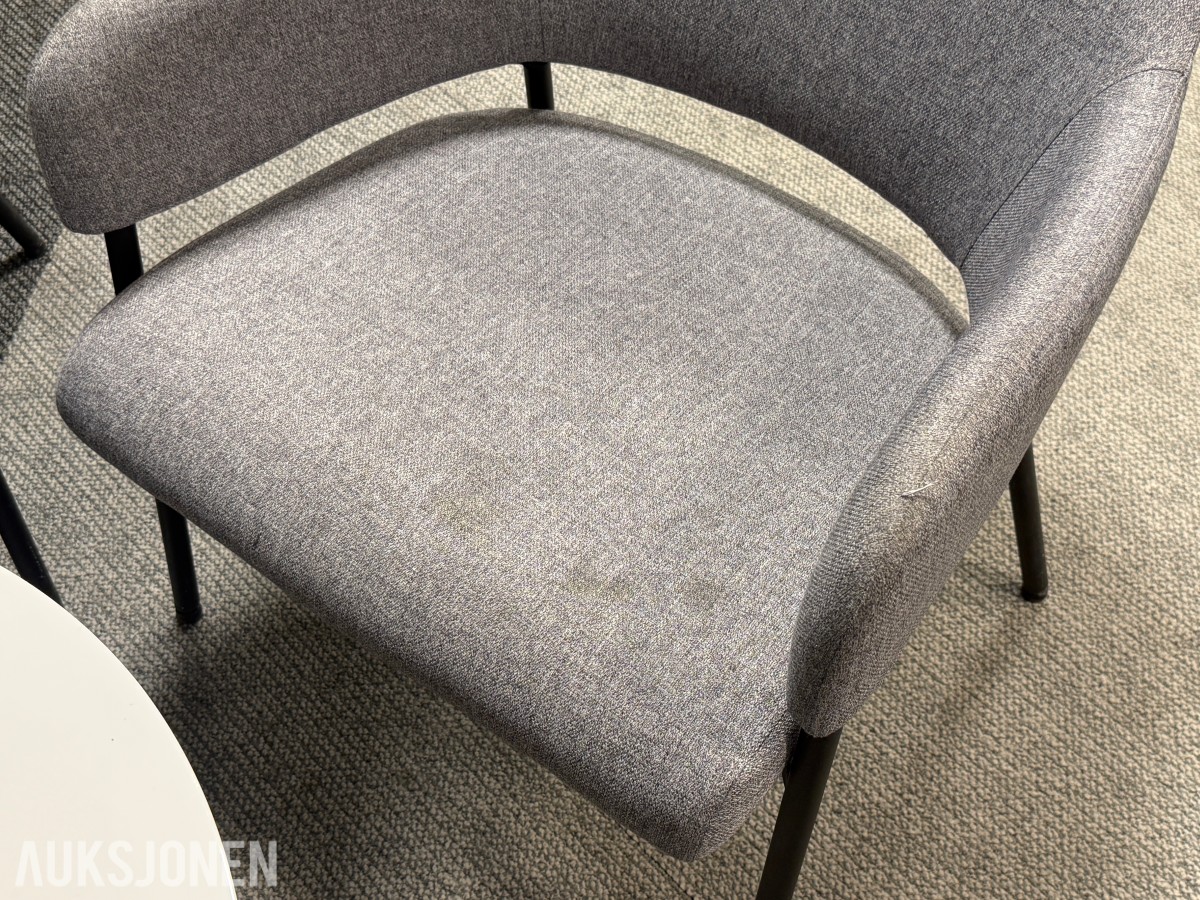 Sittegruppe med stoler, bord og planter 