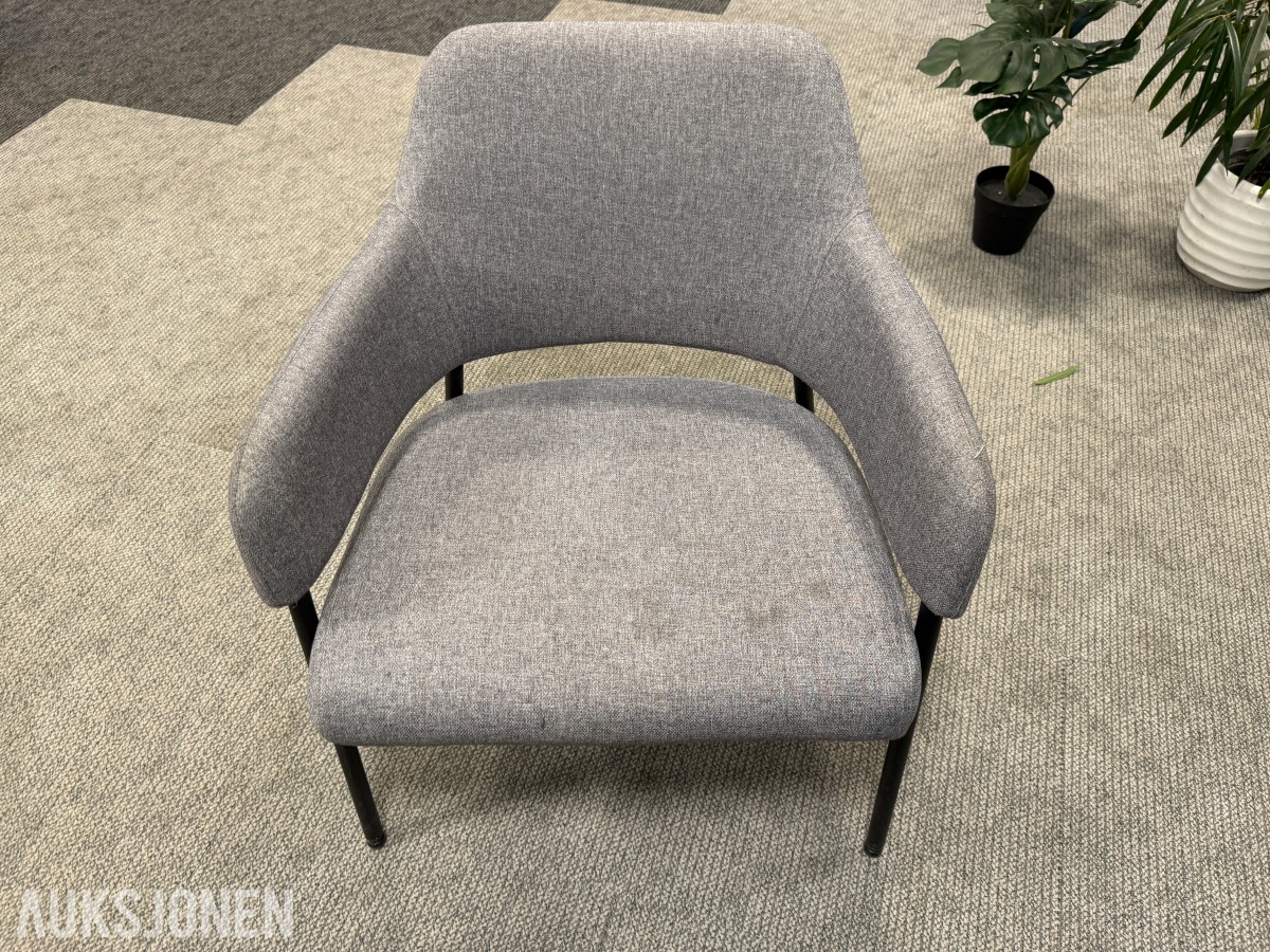 Sittegruppe med stoler, bord og planter 