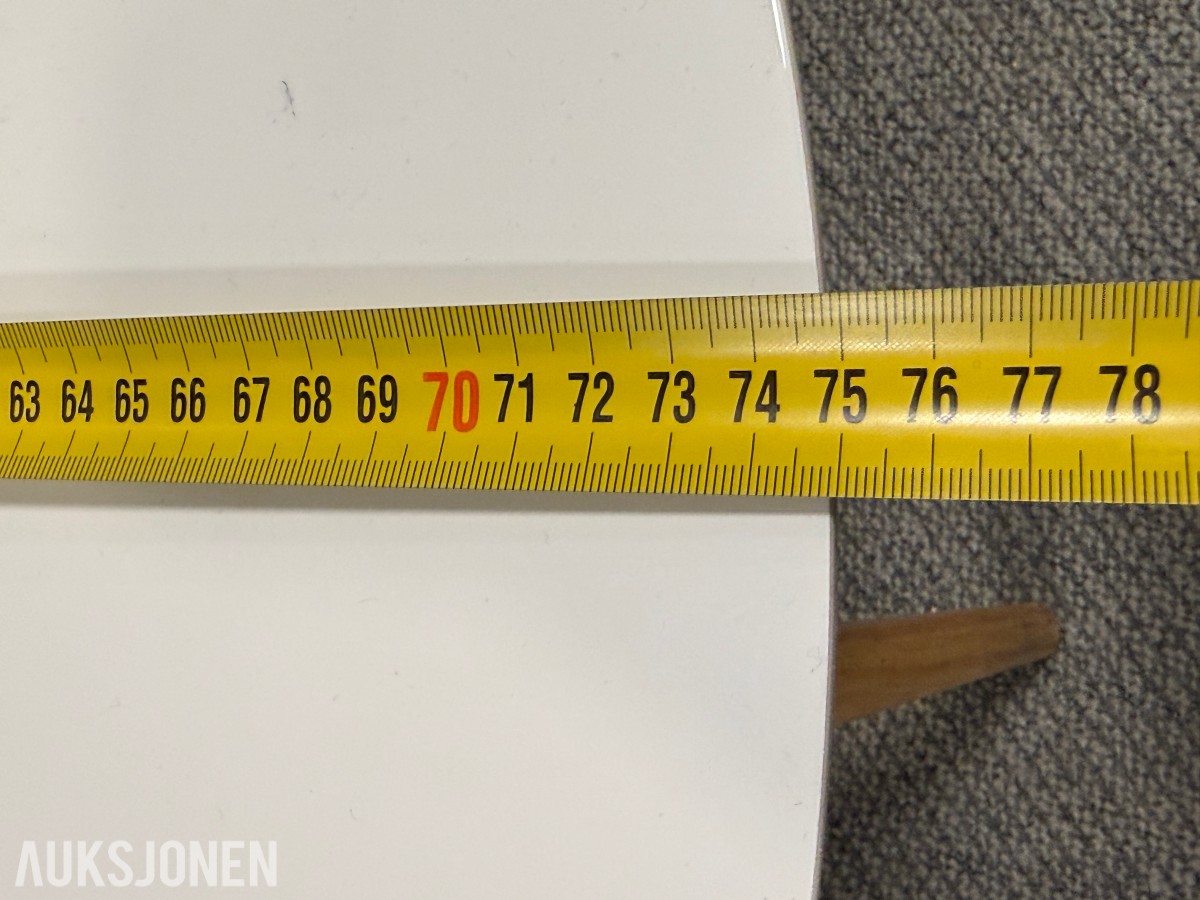 Sittegruppe med stoler, bord og planter 
