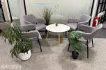 Sittegruppe med stoler, bord og planter 
