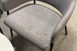 Sittegruppe med stoler, bord og planter 