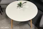 Sittegruppe med stoler, bord og planter 