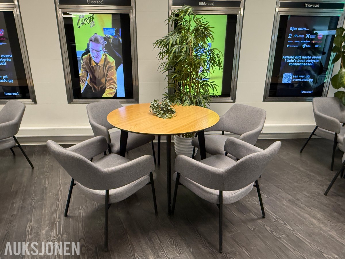 Rundt bord med 4 stoler og plante
