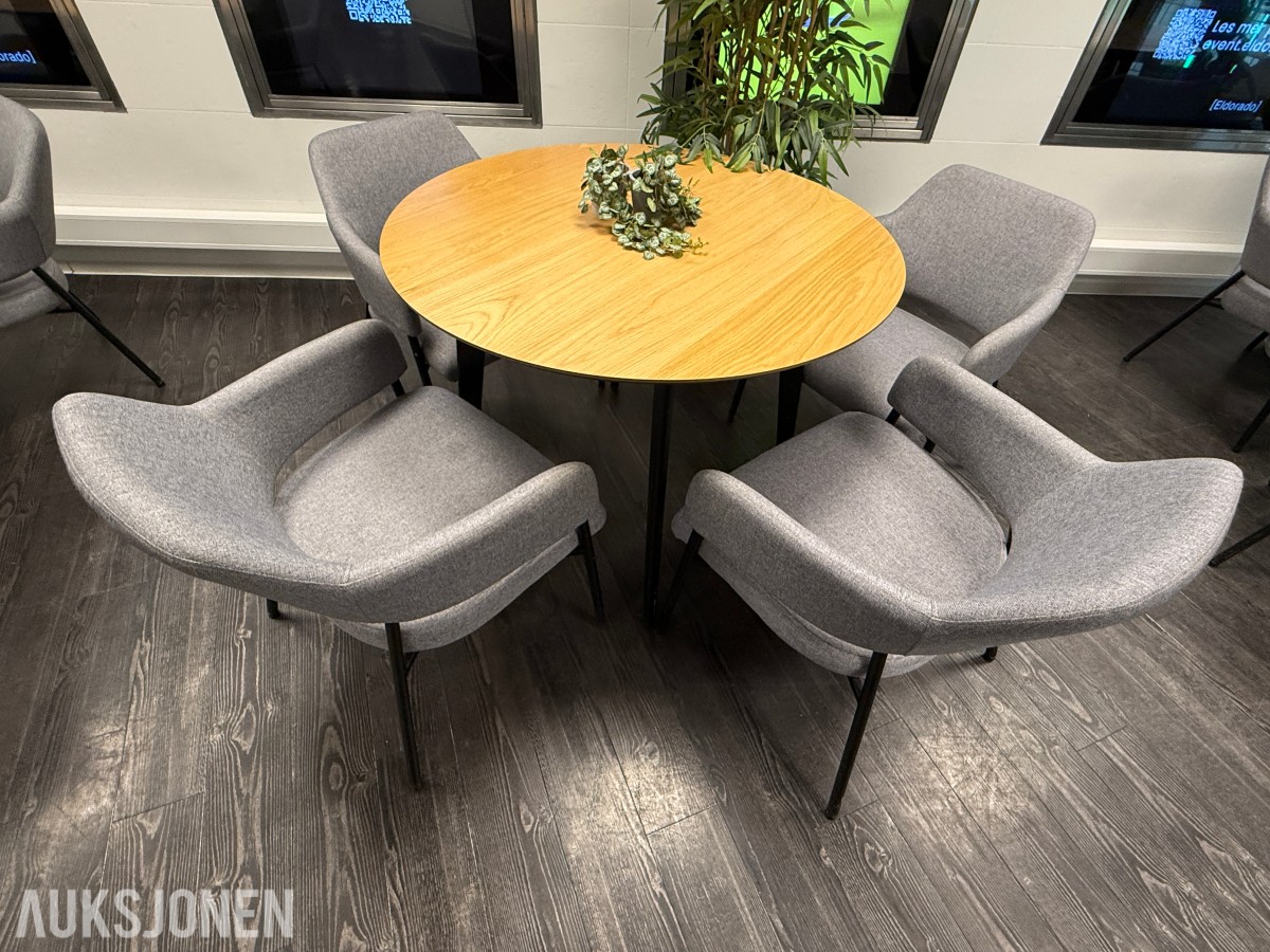 Rundt bord med 4 stoler og plante