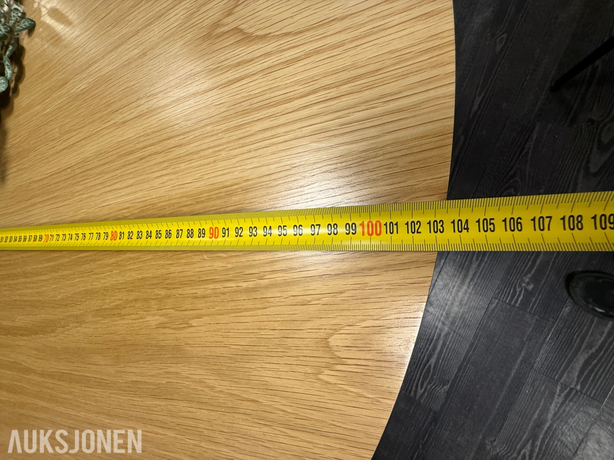 Rundt bord med 4 stoler og plante