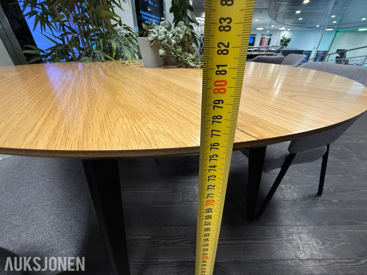 Rundt bord med 4 stoler og plante