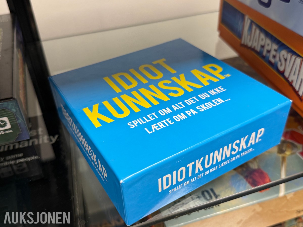 Glasskap med brettspill og puslespill