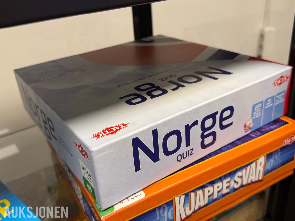 Glasskap med brettspill og puslespill