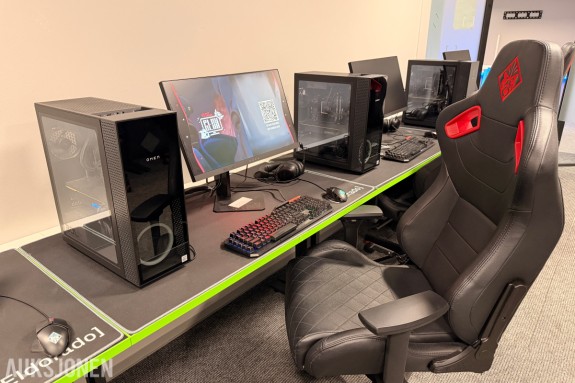 Komplett Gamingrigg – pc, skjerm, gamingstol, bord, tasatur, headset og mus