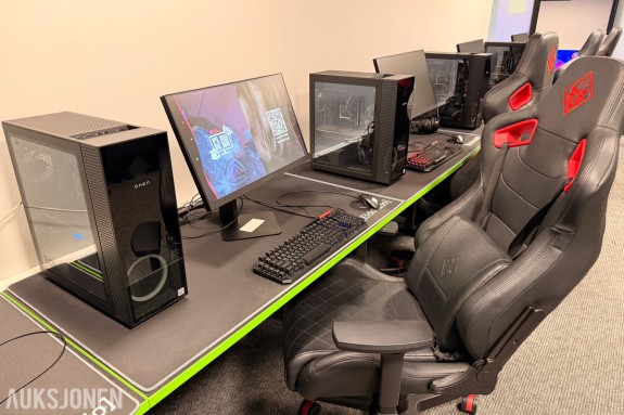 Komplett Gamingrigg – pc, skjerm, gamingstol, bord, tasatur, headset og mus
