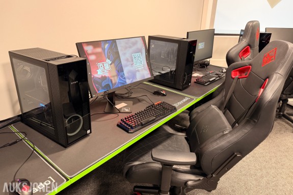 Komplett Gamingrigg – pc, skjerm, gamingstol, bord, tasatur, headset og mus