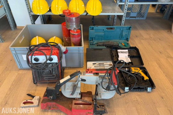 Diverse verktøy og utstyr: Milwaukee båndsag, DeWalt drill, Hilti kjerneborr, med mer