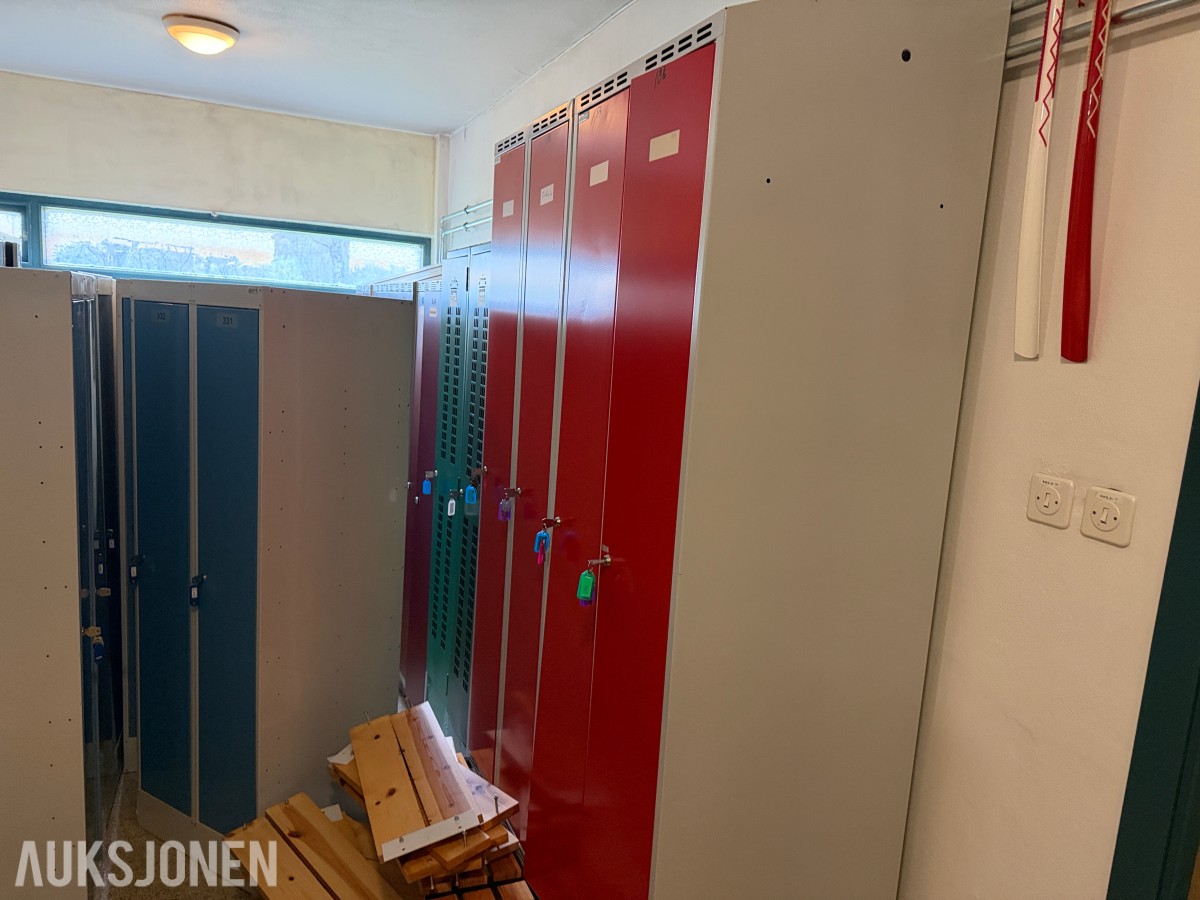 2020 Sort parti Garderobeskap