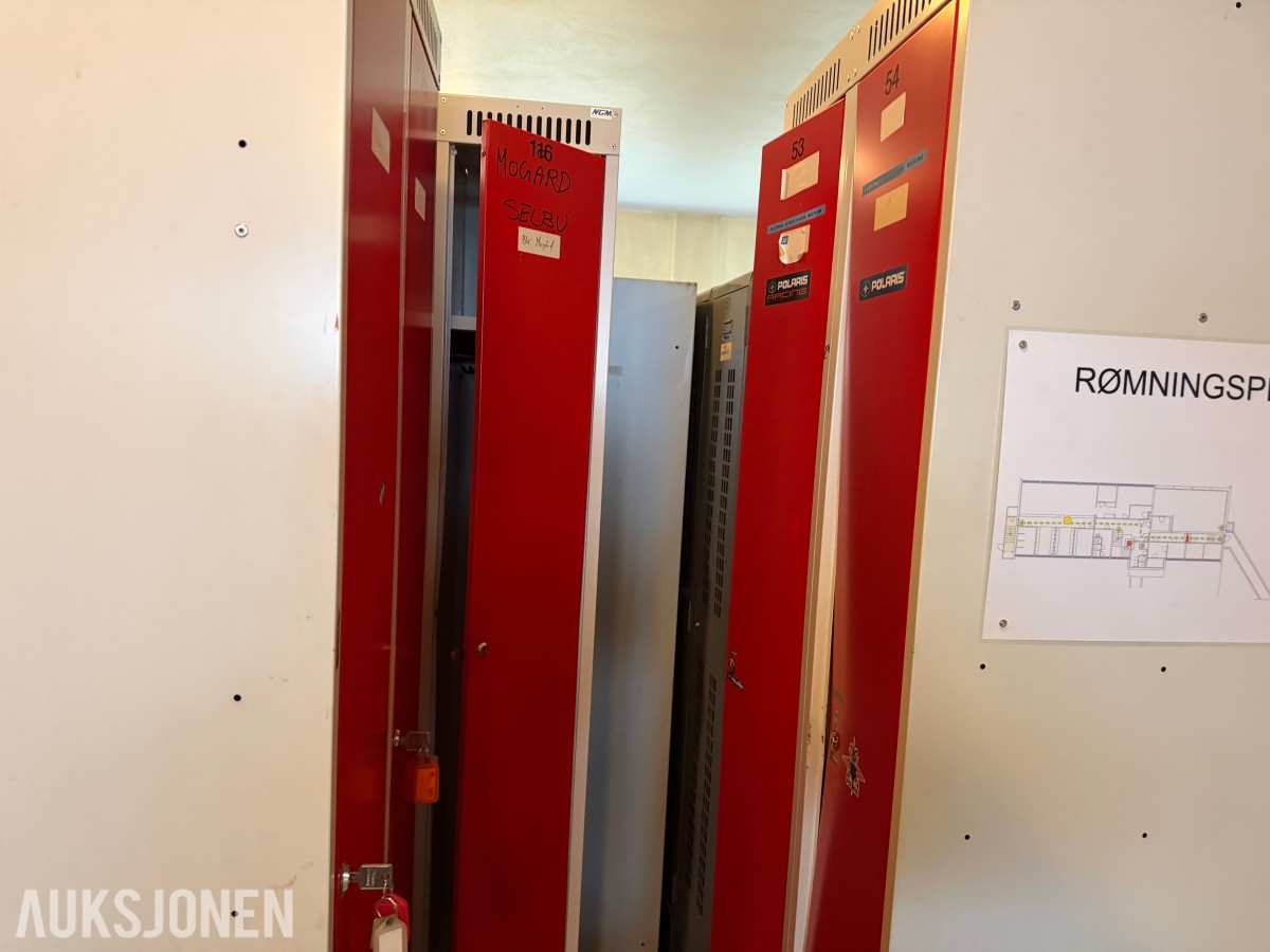 2020 Sort parti Garderobeskap