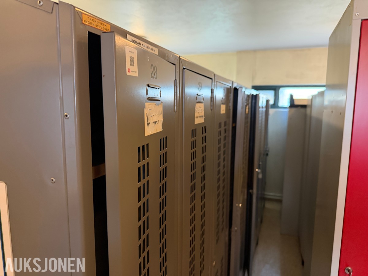 2020 Sort parti Garderobeskap